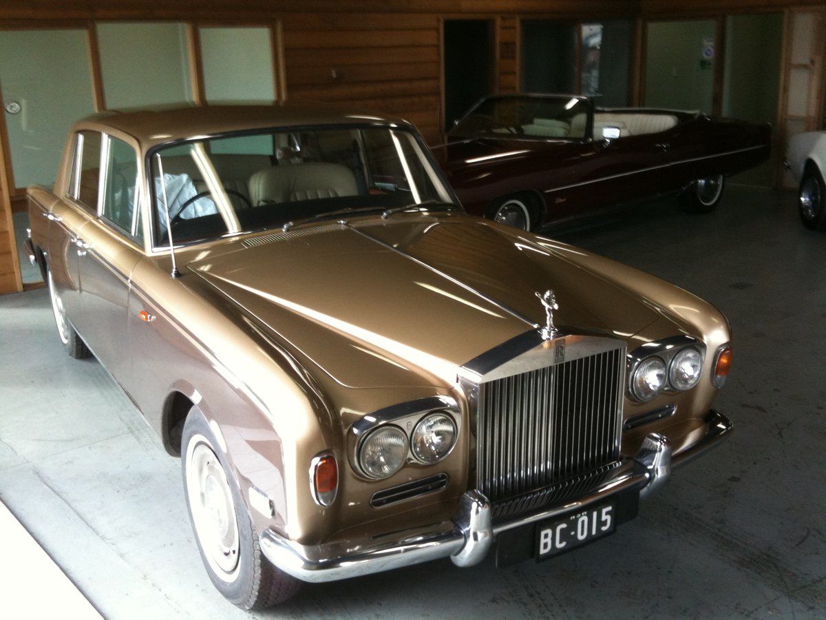 Gold Rolls-Royce Silver Shadow